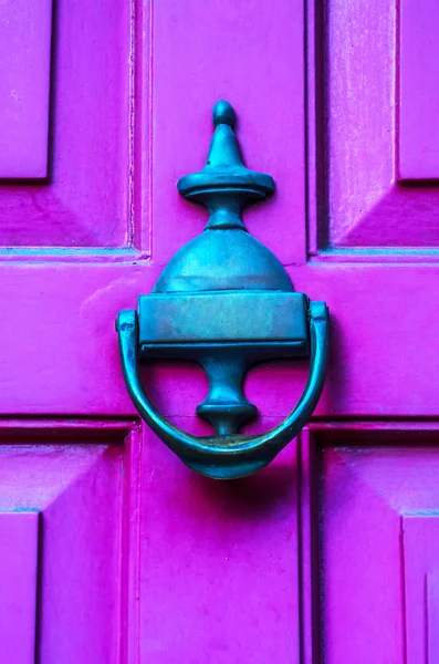 Drzwi z mosiądzu Kołatka w kształcie wystrój, piękne entra — Zdjęcie stockowe