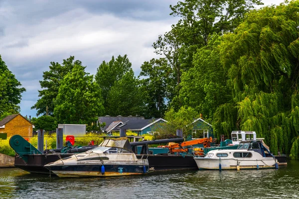 Large rivière et maisons sur le rivage, bateaux amarrés, végétati vert — Photo