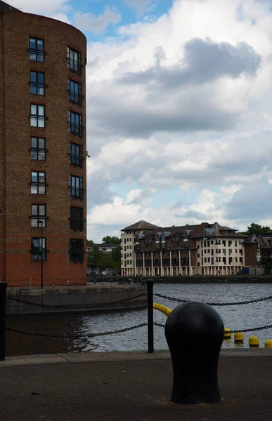 Ampio canale fluviale, vista di edifici residenziali sull'altro lato — Foto Stock