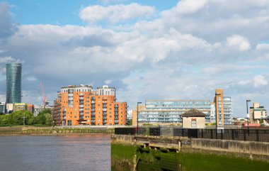 Geniş nehir kanalı, şehir manzarası, konut oth üzerinde