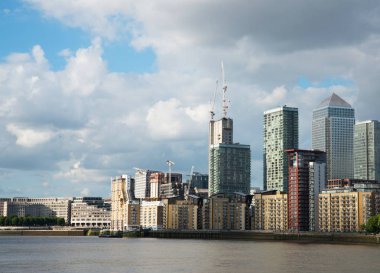 Geniş nehir kanalı, şehir manzarası, konut oth üzerinde