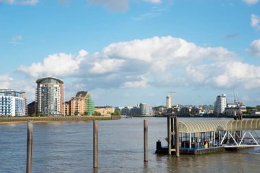 Geniş nehir kanalı, şehir manzarası, konut oth üzerinde