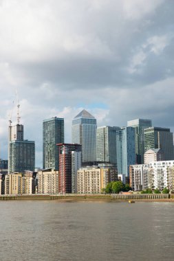 Geniş nehir kanalı, şehir manzarası, konut oth üzerinde