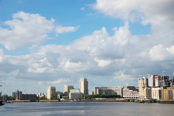 Canal ancho del río, horizonte de la ciudad, edificios residenciales en el oth — Foto de Stock