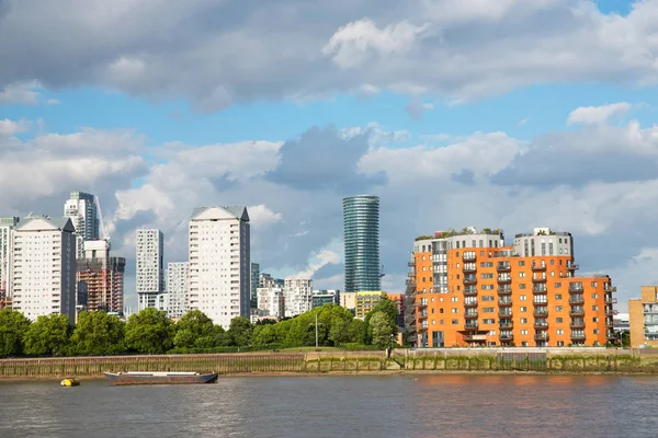 Canal ancho del río, horizonte de la ciudad, edificios residenciales en el oth — Foto de Stock