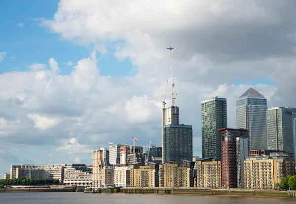 Canal ancho del río, horizonte de la ciudad, edificios residenciales en el oth — Foto de Stock