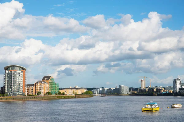 Canal ancho del río, horizonte de la ciudad, edificios residenciales en el oth — Foto de Stock