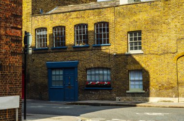 Tipik eski İngilizce binalar, düşük tuğla binalar arasında bir narr