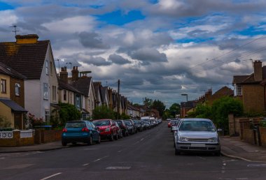 Tipik eski İngilizce binalar, düşük tuğla binalar arasında bir narr