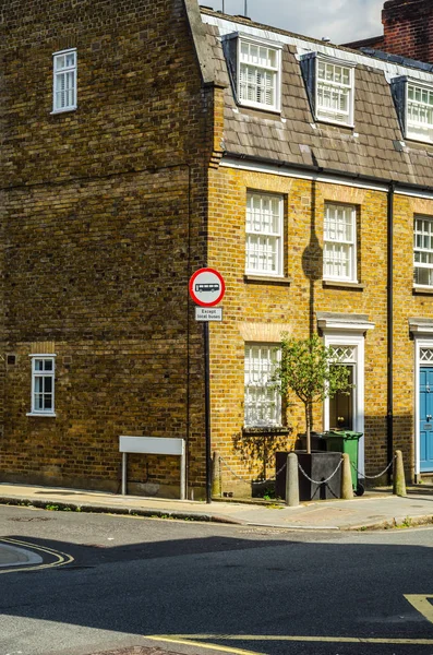 Edifícios ingleses velhos típicos, edifícios baixos do tijolo através de um narr — Fotografia de Stock