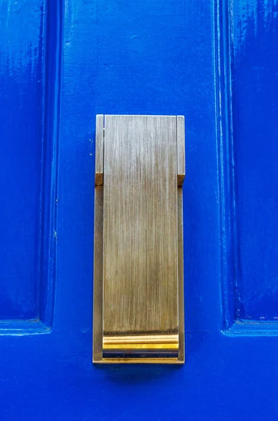 Двері з латунним стукачем у формі руки, красивий в'їзд — стокове фото