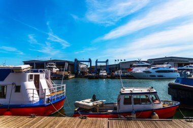 Shore, arka plan küçük temsilcisi tarafından demirlemiş güzel tekneler