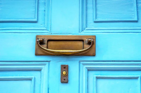 Vieille boîte aux lettres dans la porte, façon traditionnelle de livrer des lettres — Photo