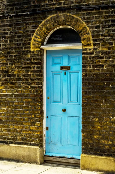 Entrada elegante para um edifício residencial, uma fachada interessante — Fotografia de Stock