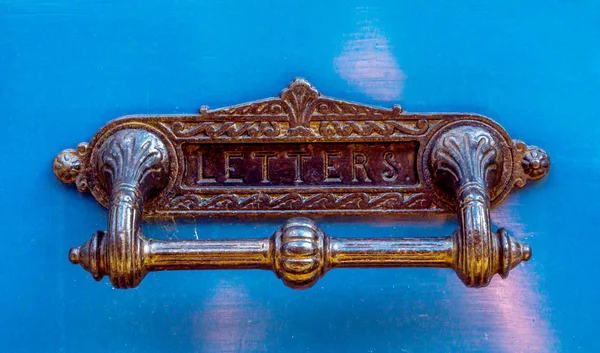 Vieille boîte aux lettres dans la porte, façon traditionnelle de livrer des lettres — Photo