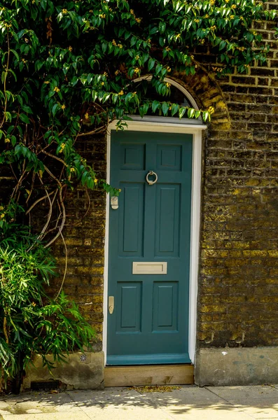 Elegante ingresso a un edificio residenziale, una facciata interessante — Foto Stock