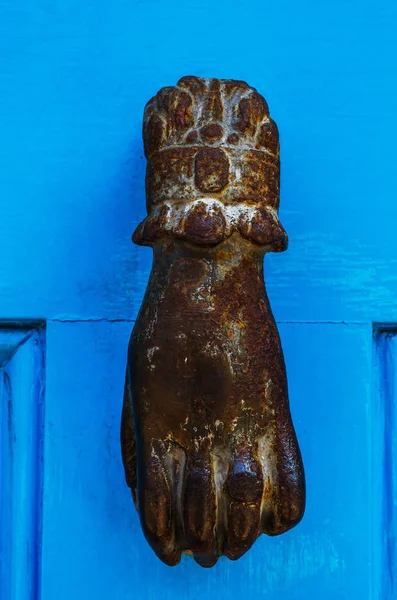Kapı tokmağı pirinç bir el, güzel entran şeklinde — Stok fotoğraf