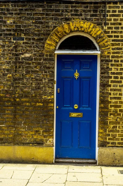 Entrada elegante para um edifício residencial, uma fachada interessante — Fotografia de Stock