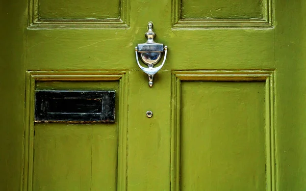 황동 문 고리는 손, 아름 다운 entran의 모양에서으로 문 — 스톡 사진