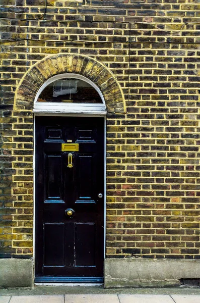 Eleganta ingången till ett bostadshus, en intressant facad — Stockfoto