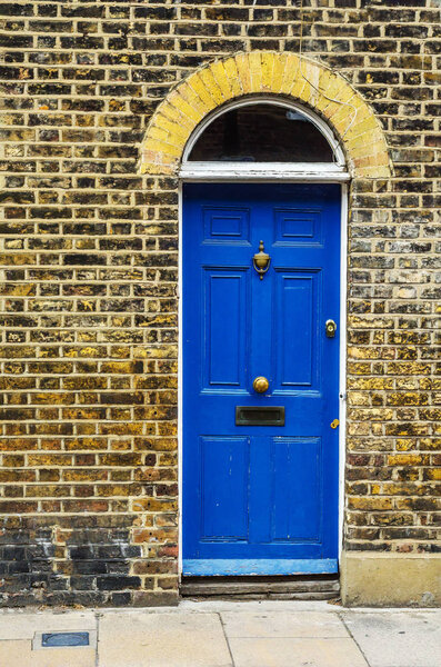 стильный вход в жилое здание, интересный фасад
