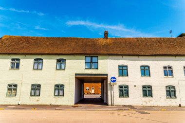 Tipik eski İngilizce binalar, düşük tuğla binalar arasında bir narr