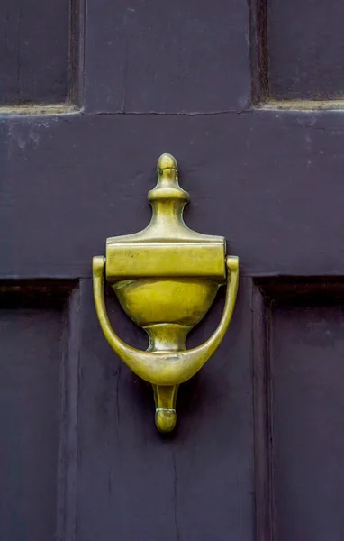 Πόρτα με ορείχαλκο ρόπτρο σε σχήμα χεριού, όμορφη εκείνος αντιλαμβάνεται — Φωτογραφία Αρχείου