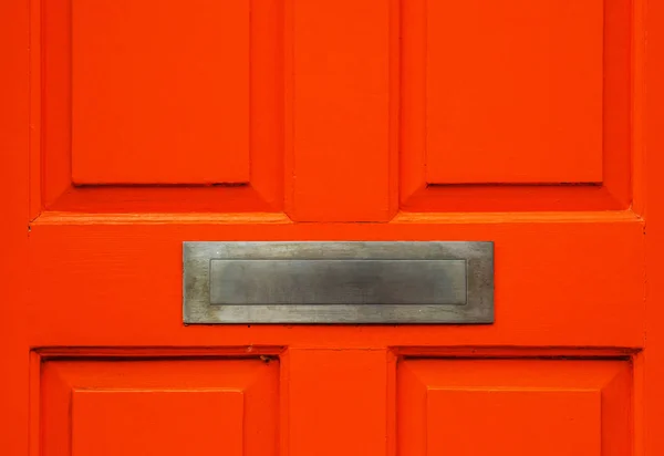 Vieille boîte aux lettres dans la porte, façon traditionnelle de livrer des lettres — Photo