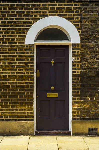 Elegante ingresso a un edificio residenziale, una facciata interessante — Foto Stock