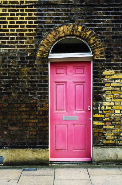 Elegante entrada a un edificio residencial, una fachada interesante —  Fotos de Stock