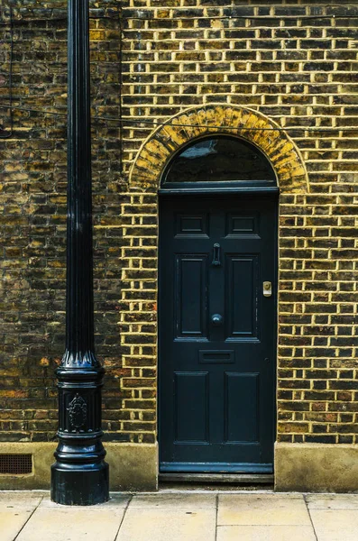 Entrada elegante para um edifício residencial, uma fachada interessante — Fotografia de Stock