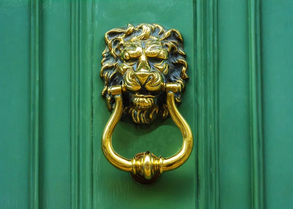ライオンの形をした真鍮製ドアノッカーとドアの頭部、美しい — ストック写真