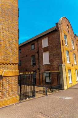 Tipik eski İngilizce binalar, düşük tuğla binalar arasında bir narr