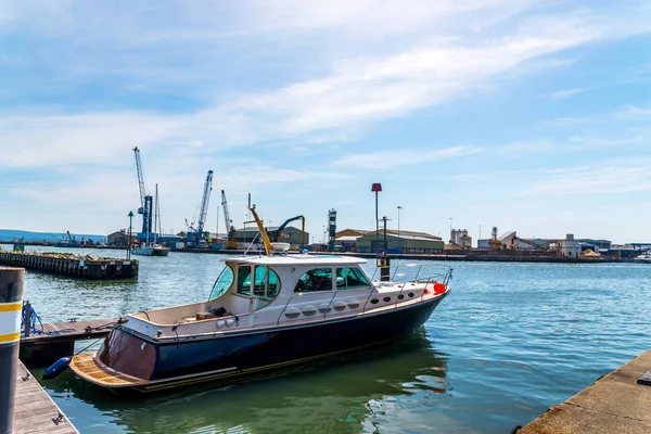 Bateaux ancrés dans un petit port, en arrière-plan promen pierre — Photo