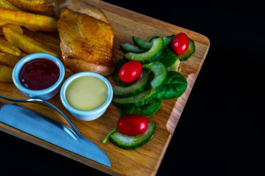 Cips, salata domates ve cucumbe ile Kızartma tavuk göğsü