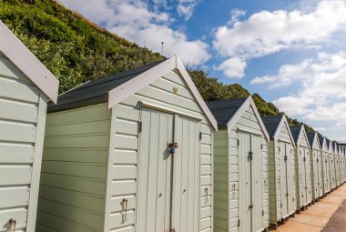 Sahilde, yazlık evler, seasi kapıya whitel beyaz evler