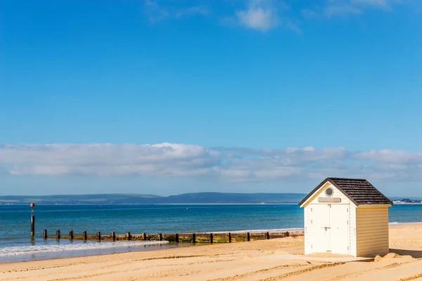 Case bianche sulla spiaggia, porta bianca per cottage estivi, mare — Foto Stock
