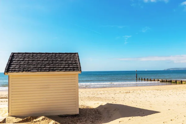 ビーチで夏のコテージ、海に whitel ドアの白い家 — ストック写真