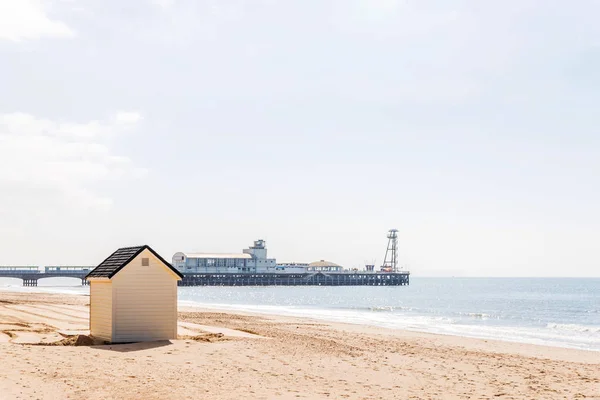 Case bianche sulla spiaggia, porta bianca per cottage estivi, mare — Foto Stock