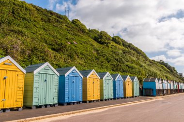 Sahilde, yazlık evler, renkli kapıya evleri renkli s
