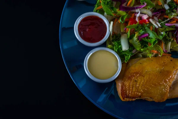 Dada ayam panggang dengan campuran selada dan dua saus, piring biru — Stok Foto