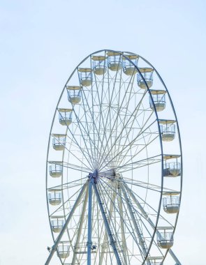 büyük tekerlek sahil köyünde, temiz mavi arka plan s