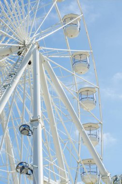 büyük tekerlek sahil köyünde, temiz mavi arka plan s