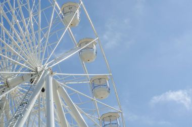 büyük tekerlek sahil köyünde, temiz mavi arka plan s