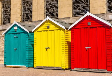 Sahilde, yazlık evler, renkli kapıya evleri renkli s