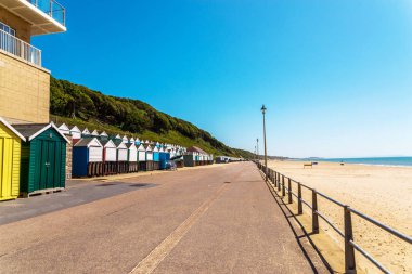 Sahilde, yazlık evler, renkli kapıya evleri renkli s