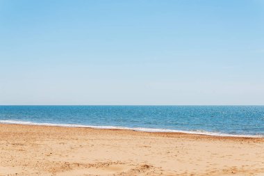Sandy beach ve mavi okyanus, güzel bir güneşli gün, dinlenme yer