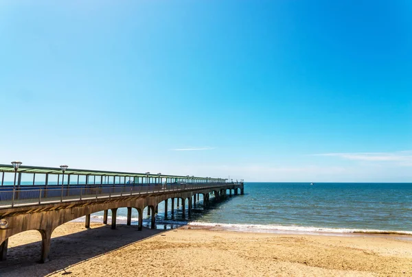 Pier át a kék Simai ocean öbölben, gyönyörű kék óceánra ablaktábla — Stock Fotó