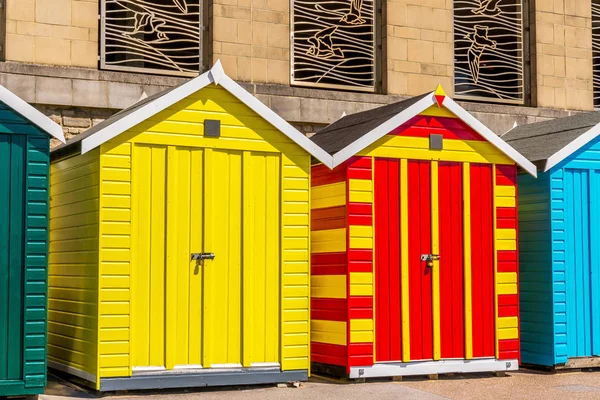 Case colorate sulla spiaggia, porta colorata per cottage estivi, s — Foto Stock