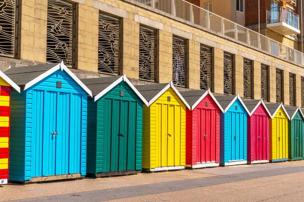 Kolorowe domy na plaży, kolorowe drzwi do altany, s — Zdjęcie stockowe